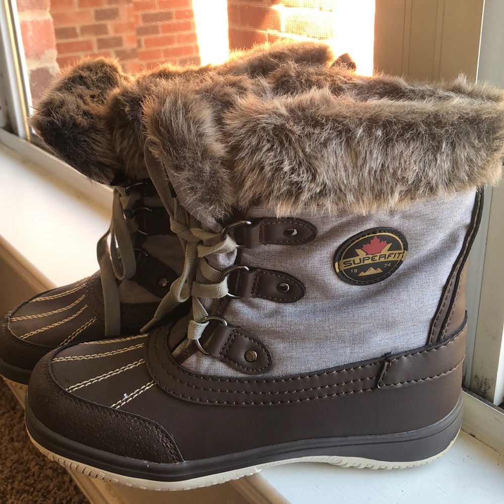 Women’s 9 super fit Canada Waterproof Snow Boots LIKE NEW- worn ONCE